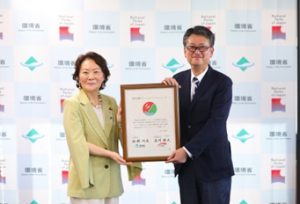 左：山田美樹　環境副大臣　左：石川邦大　代表取締役社長